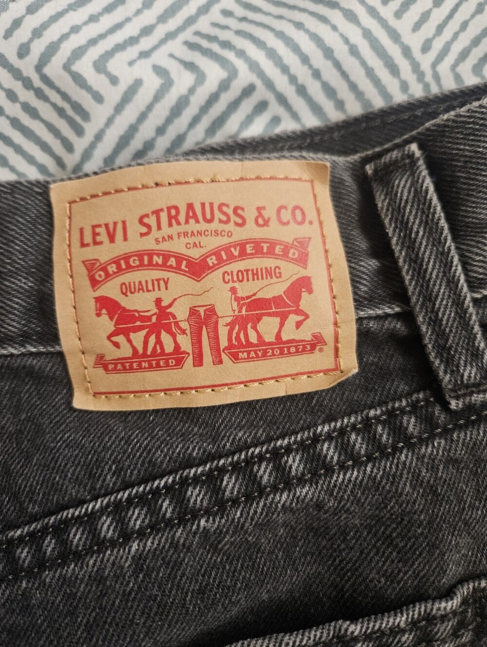 Levi's High Rise Mom Shorts - Picture 6 of 6